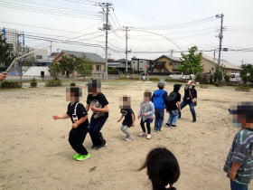 縦割りのグループで仲良く遊ぶ様子